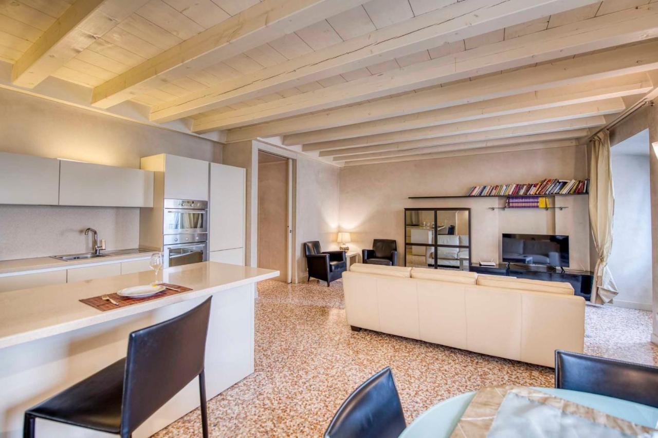 Apartmentsarena - Suite Mercatorum - Piazza Erbe Верона Екстер'єр фото