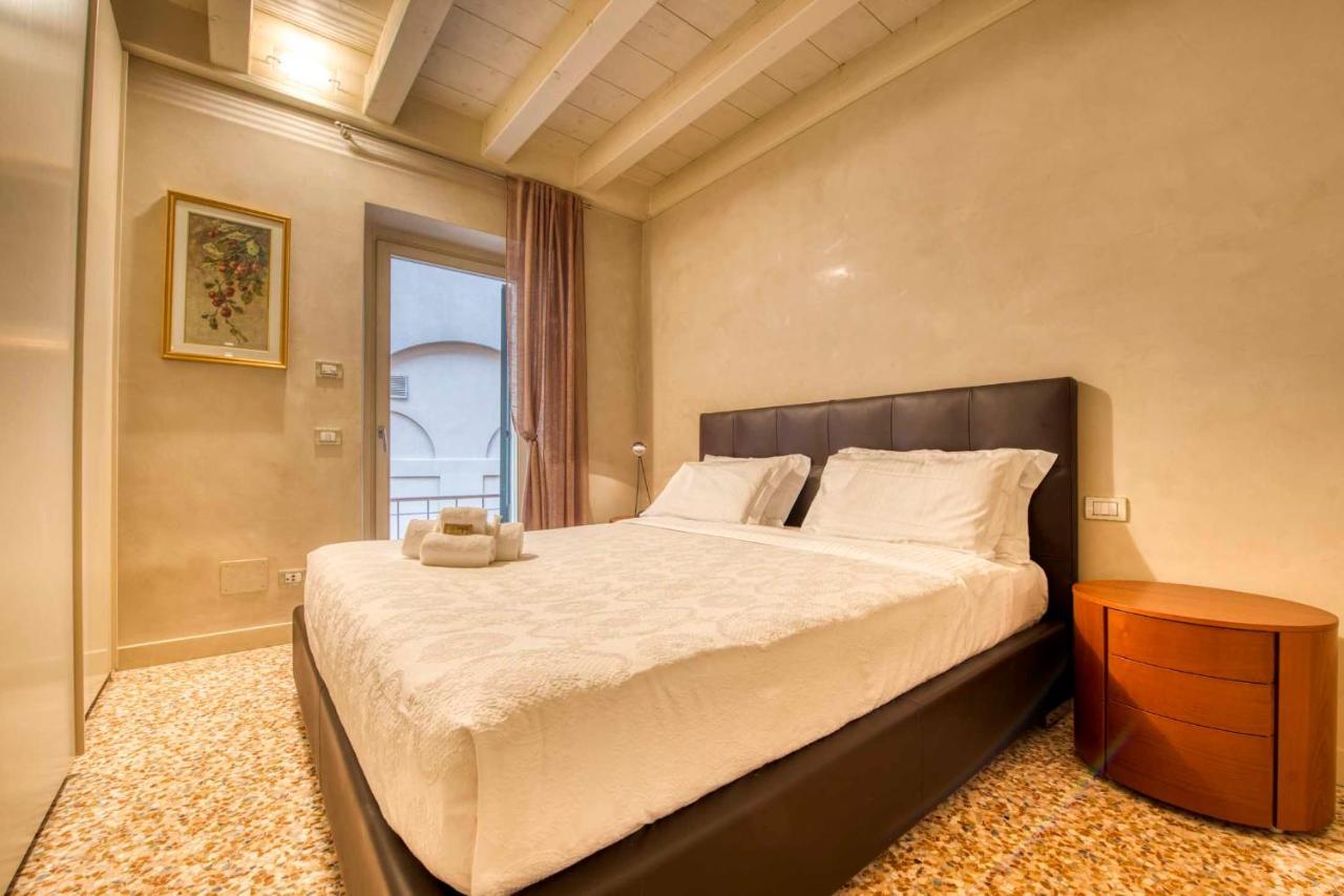 Apartmentsarena - Suite Mercatorum - Piazza Erbe Верона Екстер'єр фото