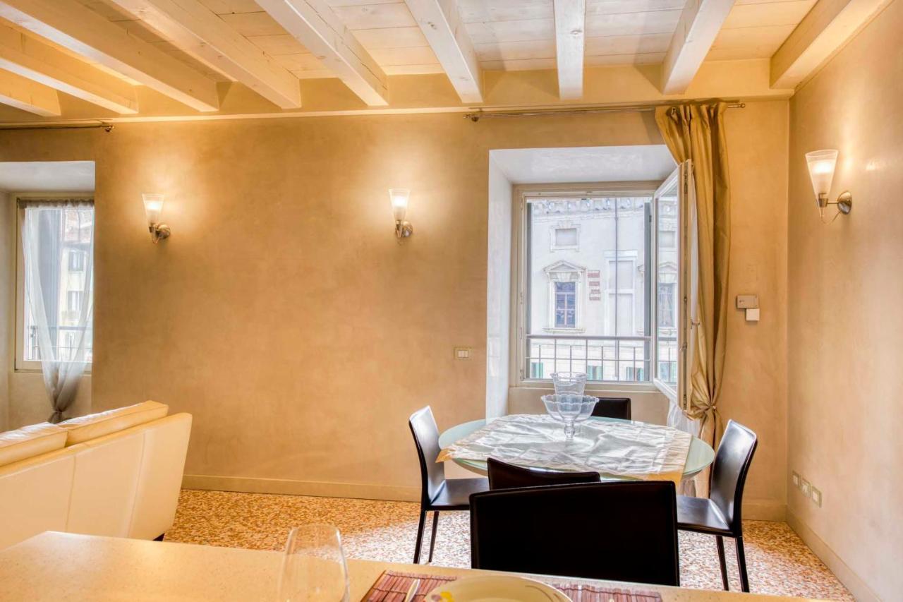 Apartmentsarena - Suite Mercatorum - Piazza Erbe Верона Екстер'єр фото