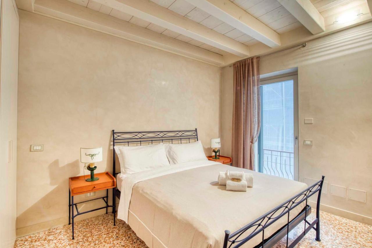 Apartmentsarena - Suite Mercatorum - Piazza Erbe Верона Екстер'єр фото