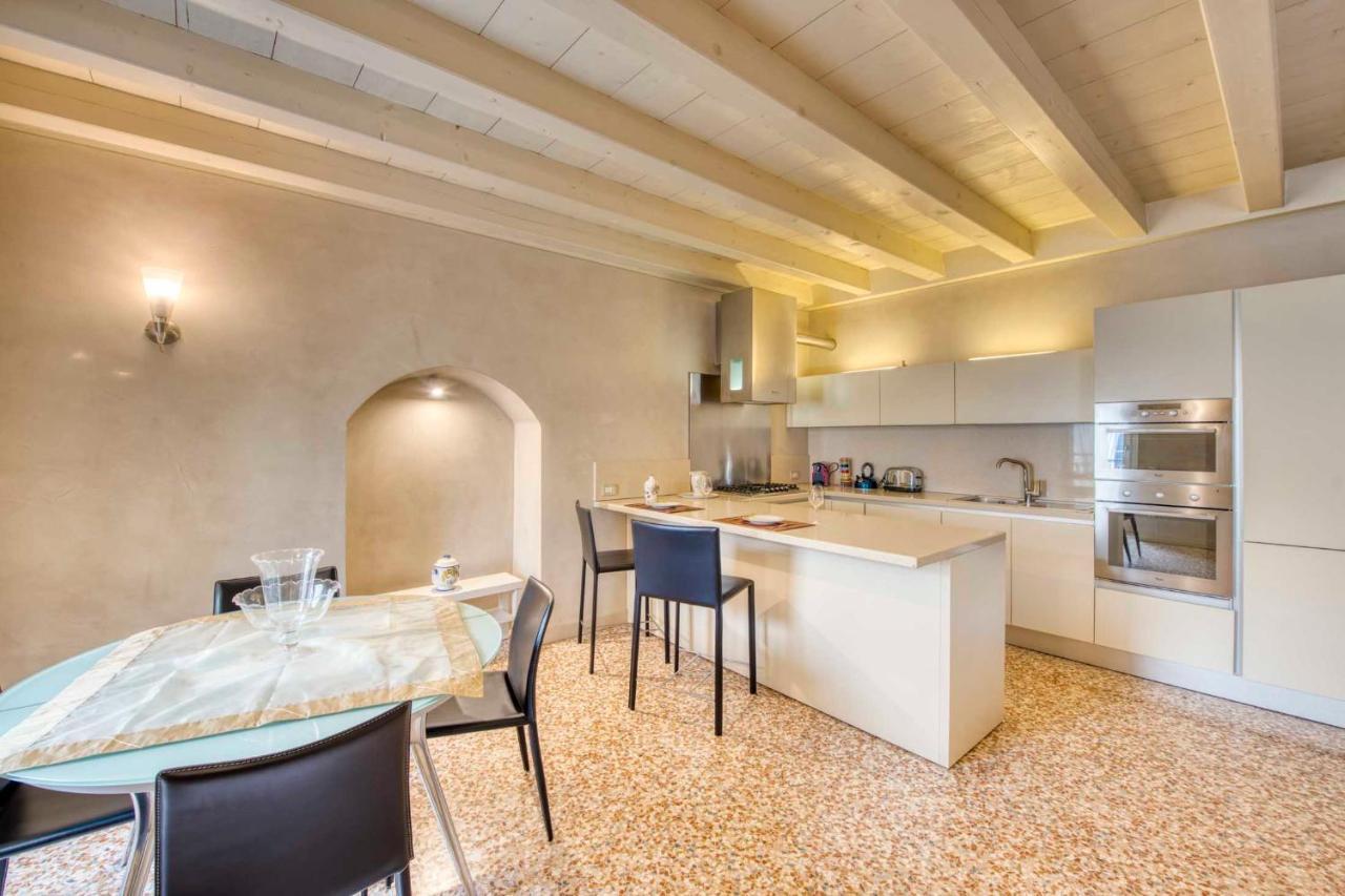 Apartmentsarena - Suite Mercatorum - Piazza Erbe Верона Екстер'єр фото